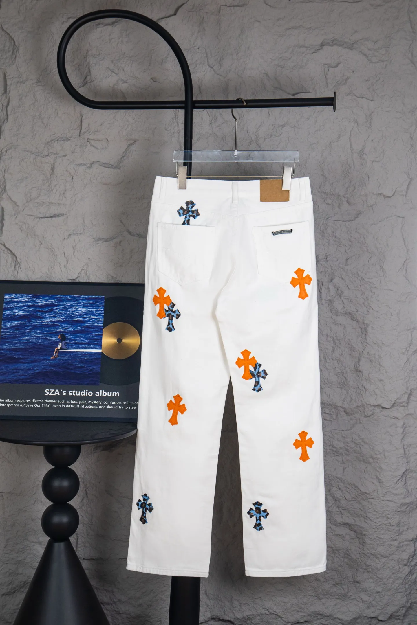P260 Top version CH Chromehearts 2025 new St.barth limited CH red and blue leopard print cross patchwork leather jeans. Top ceiling quality. Styles with different washed textures, very friendly to people with thin legs and thick legs. The straight and loose version is very flattering. Moderate length that never goes out of style, easy to match with casual, basic styling for various styles, a must-have in the wardrobe! The fabric is stiff but also makes the upper body soft without losing texture. The washing process is even more perfect. It is a must-have item for everyone! ! ! Washed wheat, hang tag, pants label, three complete labels, color: white, size: 28, 30, 32, 34